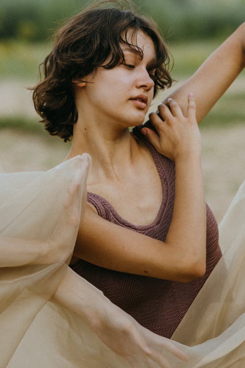 有关举起手臂, 女人, 小可爱的免费素材图片