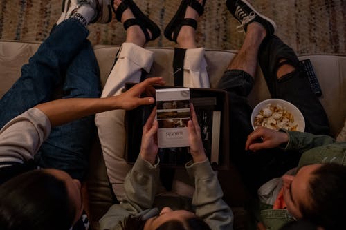 有关VHS, 三个人, 坐的免费素材图片