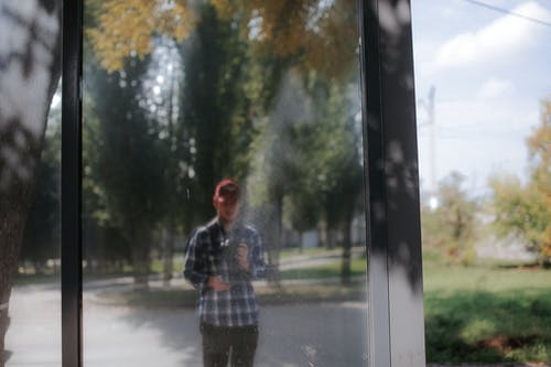 有关人, 年轻, 格子衬衫的免费素材图片