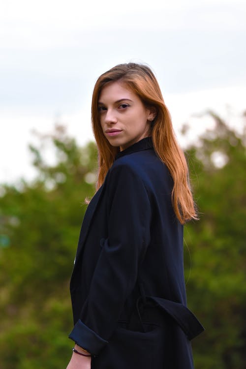 有关垂直拍摄, 女人, 景深的免费素材图片