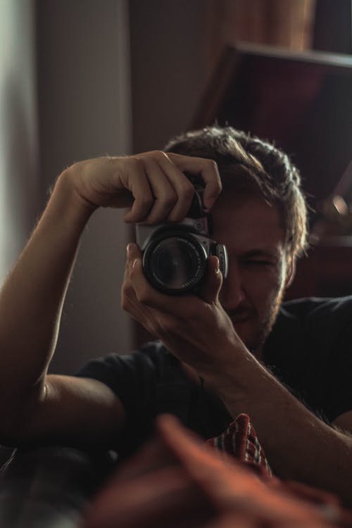 有关3C用品, 人, 垂直拍摄的免费素材图片