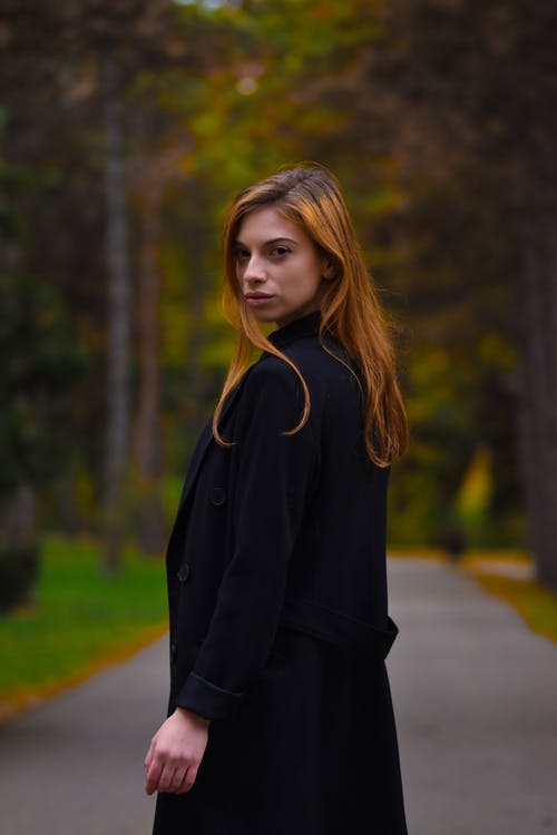 有关垂直拍摄, 女人, 景深的免费素材图片