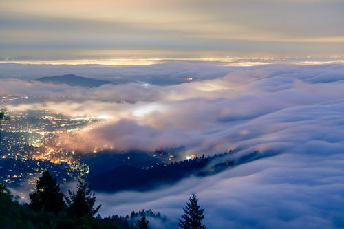 有关下落, 丘陵, 在云层之上的免费素材图片