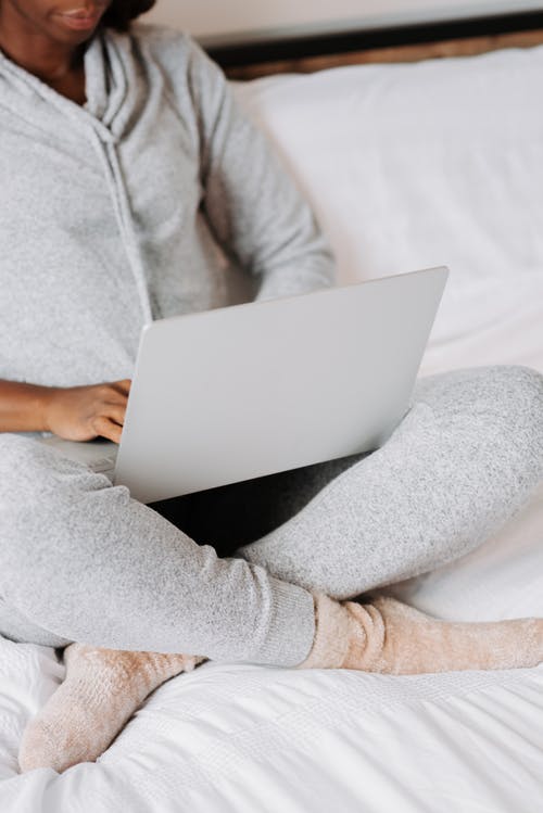 有关坐, 垂直拍摄, 女人的免费素材图片