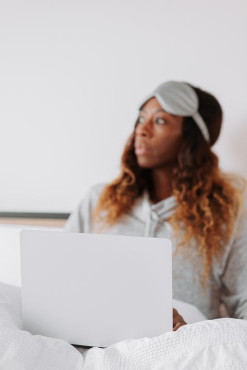 有关坐, 垂直拍摄, 女人的免费素材图片