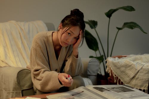 有关单人沙发, 坐, 报纸的免费素材图片