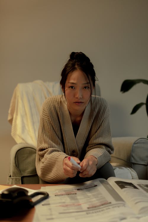 有关严肃, 在家, 坐的免费素材图片