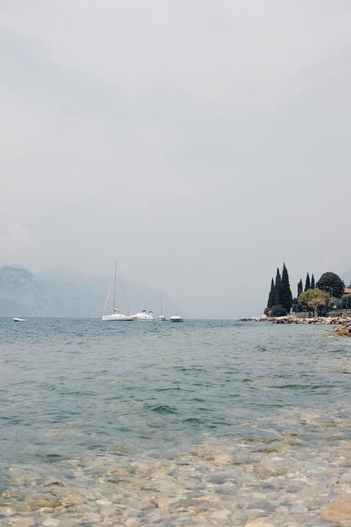 有关垂直拍摄, 大雾天, 帆船的免费素材图片