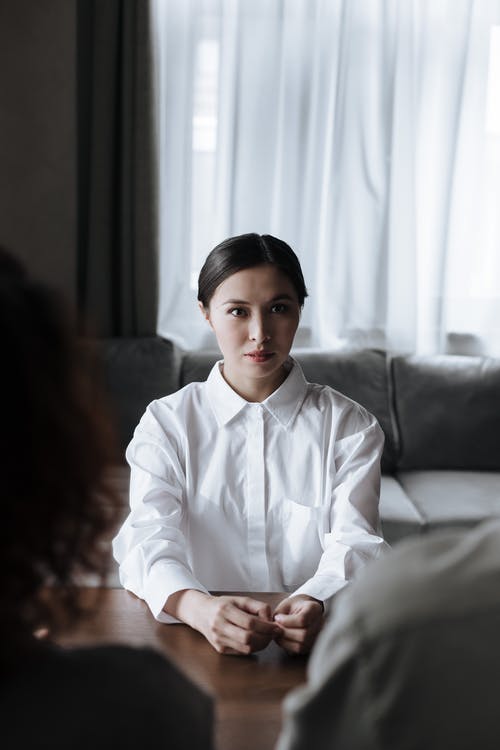 有关坐, 女人, 室内的免费素材图片