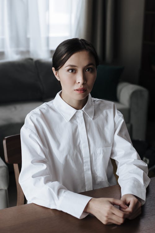 有关坐, 女人, 室内的免费素材图片