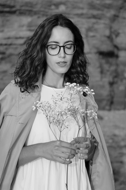 有关一个人, 女人, 往下看的免费素材图片