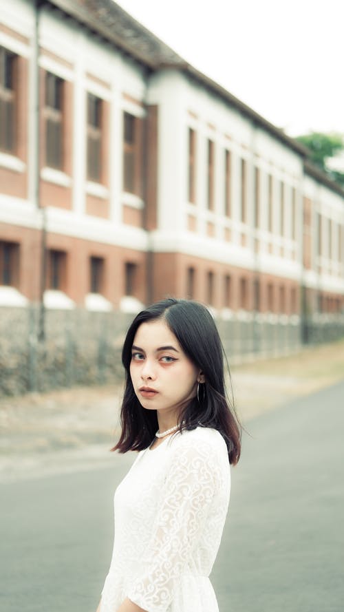 有关化妆品, 女人, 建筑外观的免费素材图片