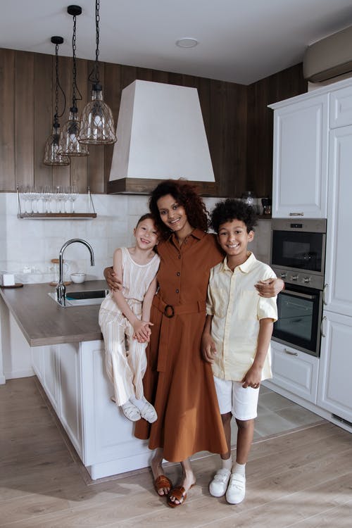 有关坐, 女人, 女孩的免费素材图片