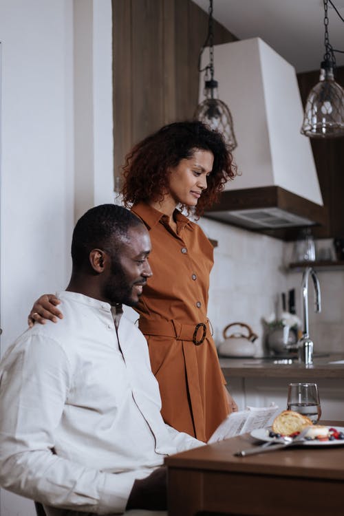 有关一对, 人, 坐的免费素材图片