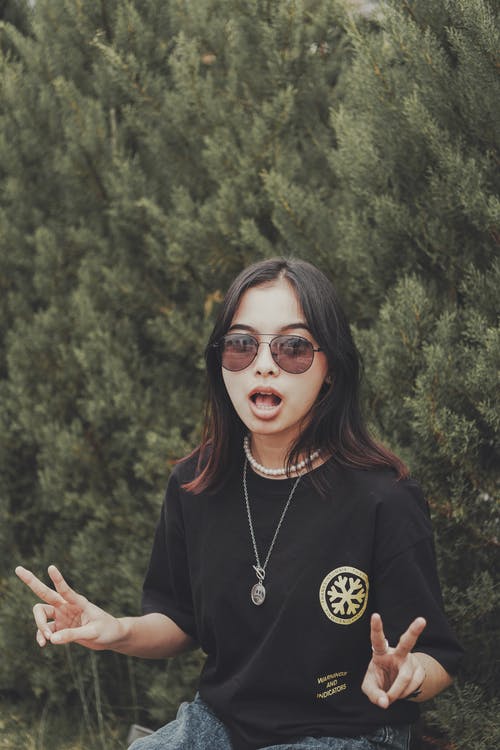 有关休闲服装, 坐, 墨镜的免费素材图片