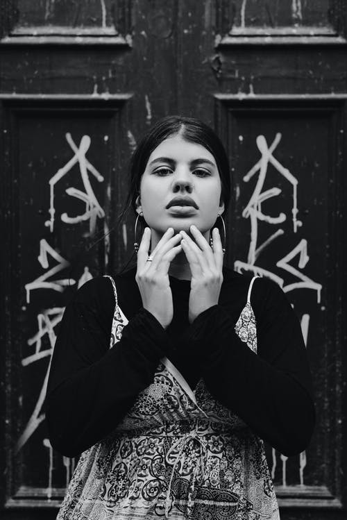 有关t恤, 下巴, 在前的免费素材图片