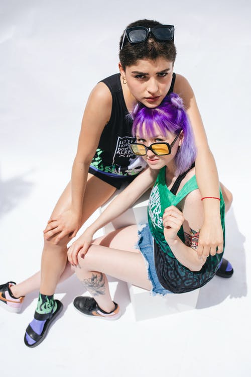 一对坐在彼此附近的夫妇 · 免费素材图片