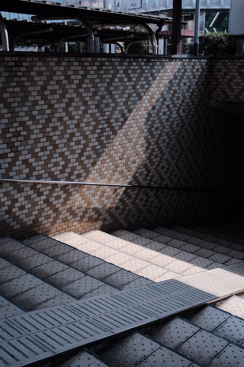 有关地铁入口, 垂直拍摄, 平铺的墙的免费素材图片