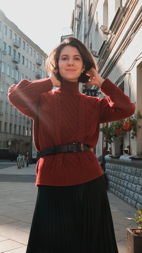 有关套衫, 女人, 微笑的免费素材图片