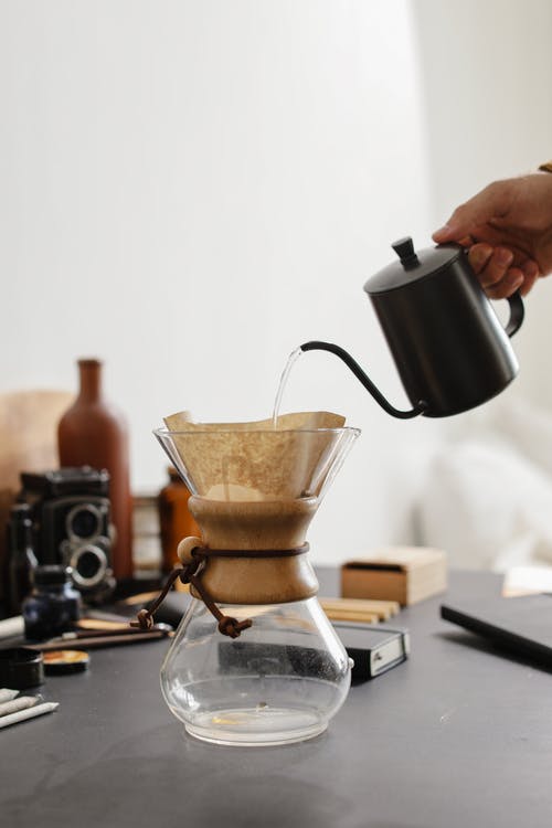 有关倒水, 咖啡壶, 咖啡过滤器的免费素材图片