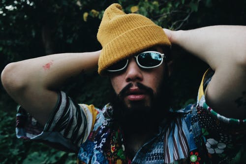 有关（顶部有小羊毛球的）羊毛帽子, 人, 印花衬衫的免费素材图片