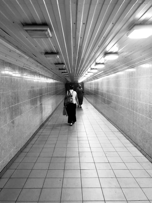 有关後视图, 步行, 灰度摄影的免费素材图片