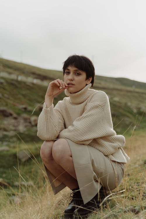 有关坐, 垂直拍摄, 女人的免费素材图片