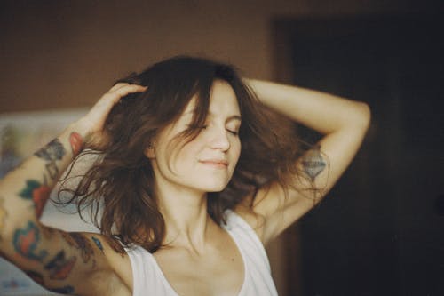 有关头发上的手臂, 女性, 室内的免费素材图片