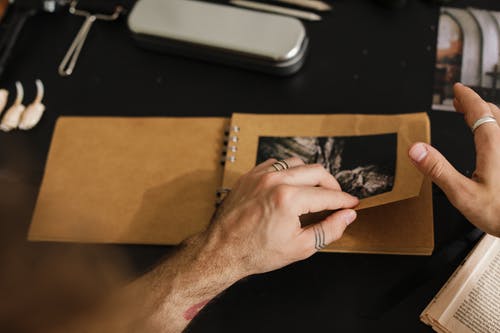 有关图片, 在桌子上, 专辑的免费素材图片