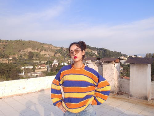 有关墨镜, 套衫, 女人的免费素材图片