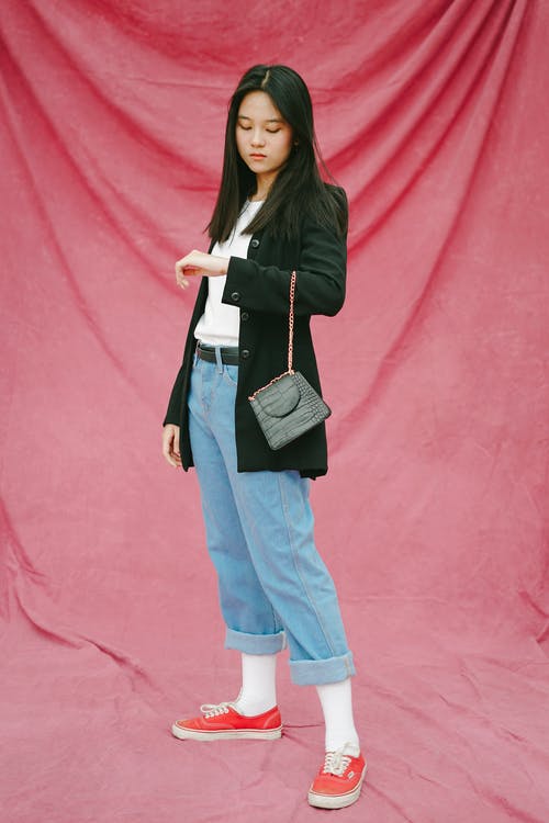 有关大衣, 女人, 工作室拍摄的免费素材图片