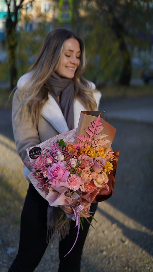 有关圍巾, 垂直拍摄, 夾克的免费素材图片