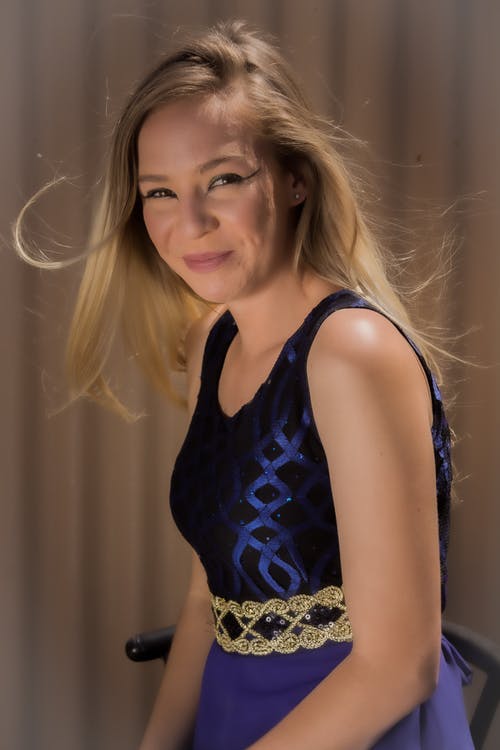 有关垂直拍摄, 女人, 工作室的免费素材图片