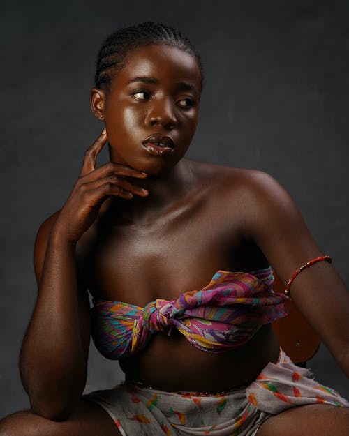 有关坐, 女人, 工作室拍摄的免费素材图片