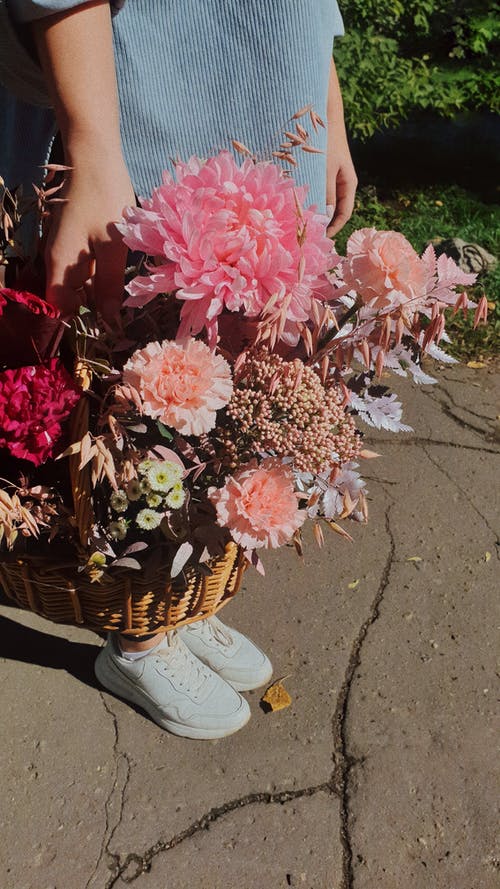 有关人, 垂直拍摄, 插花的免费素材图片