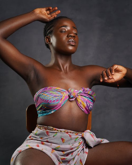 有关坐, 女人, 工作室拍摄的免费素材图片