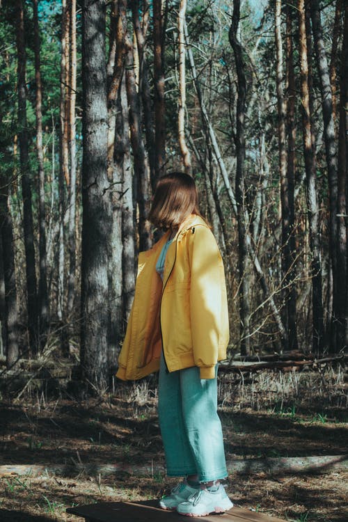 有关女孩, 户外, 木椅的免费素材图片