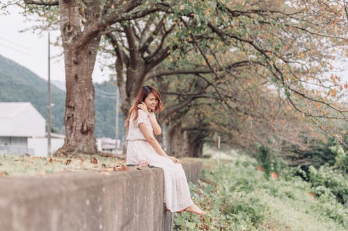 有关坐, 天, 女性的免费素材图片