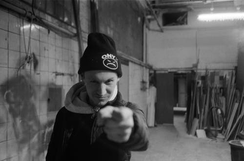 有关（顶部有小羊毛球的）羊毛帽子, 人, 指着手指的免费素材图片