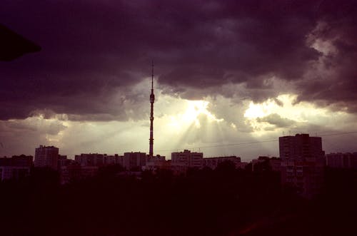 有关反对光明, 城市, 多云的天空的免费素材图片