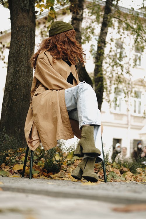 有关（頂部有小羊毛球的）羊毛帽子, 低角度拍攝, 在树下的免费素材图片