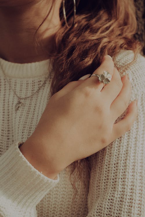 有关人的手, 女孩, 戒指的免费素材图片