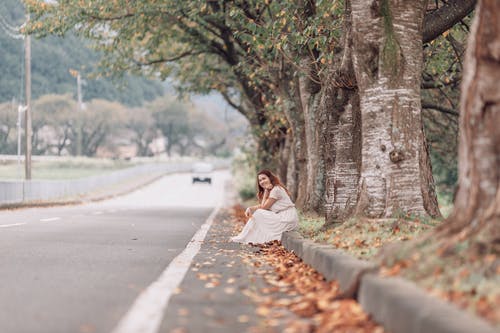 有关autum, 坐, 女性的免费素材图片