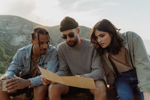 有关一群人, 地图, 女人的免费素材图片