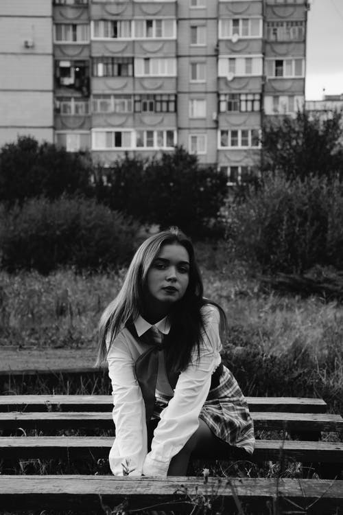 有关坐, 女孩, 户外的免费素材图片