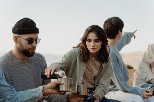 有关（顶部有小羊毛球的）羊毛帽子, 一群人, 一起的免费素材图片