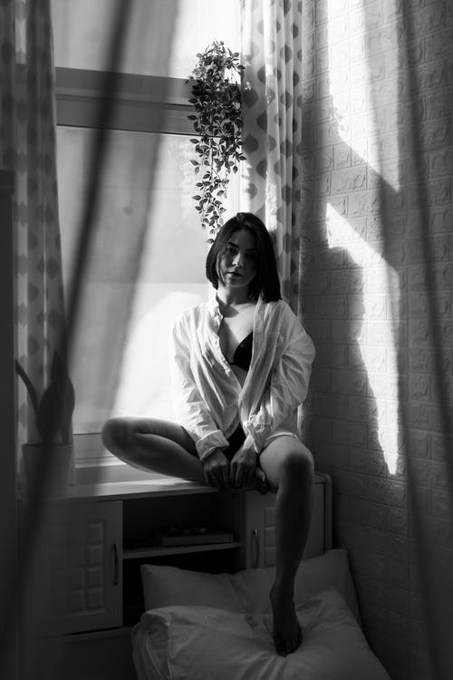 有关一个人, 坐, 垂直拍摄的免费素材图片