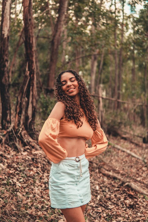 有关女人, 微笑, 成人的免费素材图片