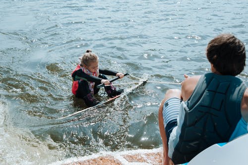 有关wakesurfing, 女儿, 安全装备的免费素材图片