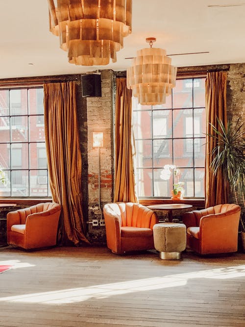 有关吊灯, 单人沙发, 地板的免费素材图片